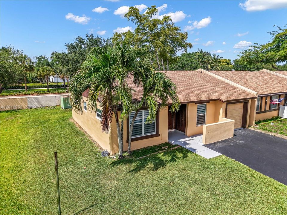 For Sale: $395,000 (2 beds, 2 baths, 912 Square Feet)