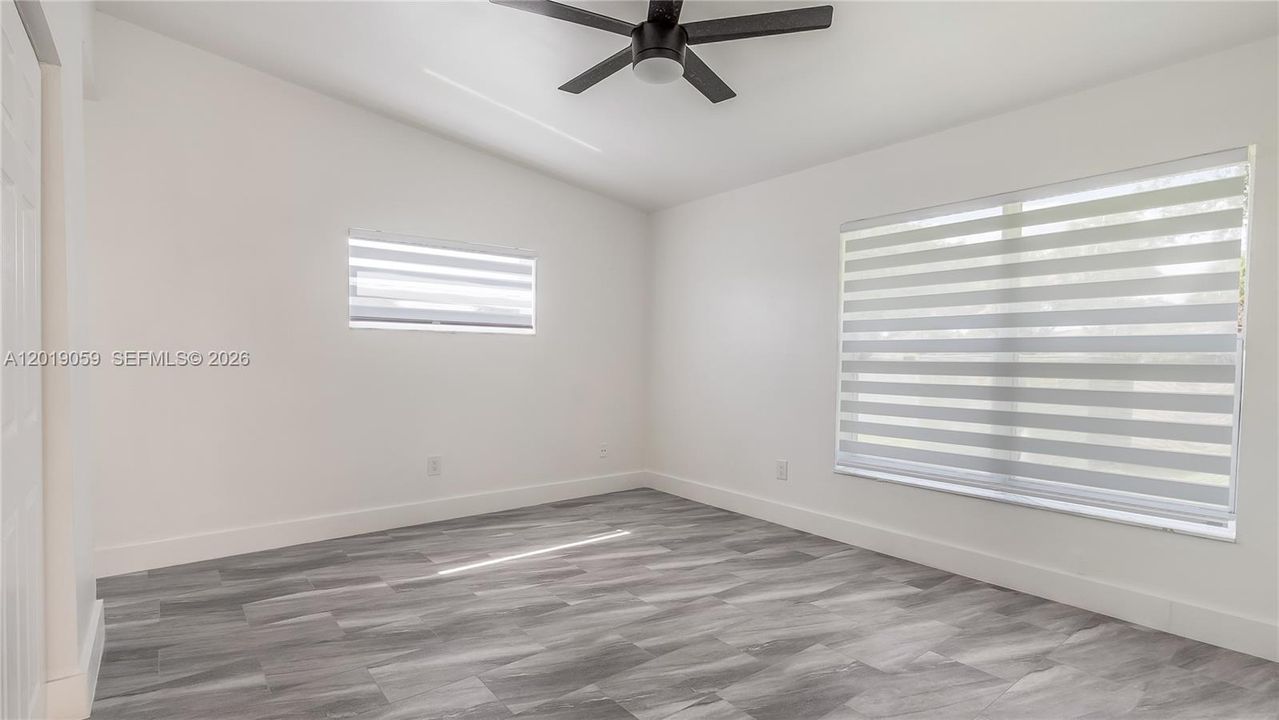 For Sale: $395,000 (2 beds, 2 baths, 912 Square Feet)