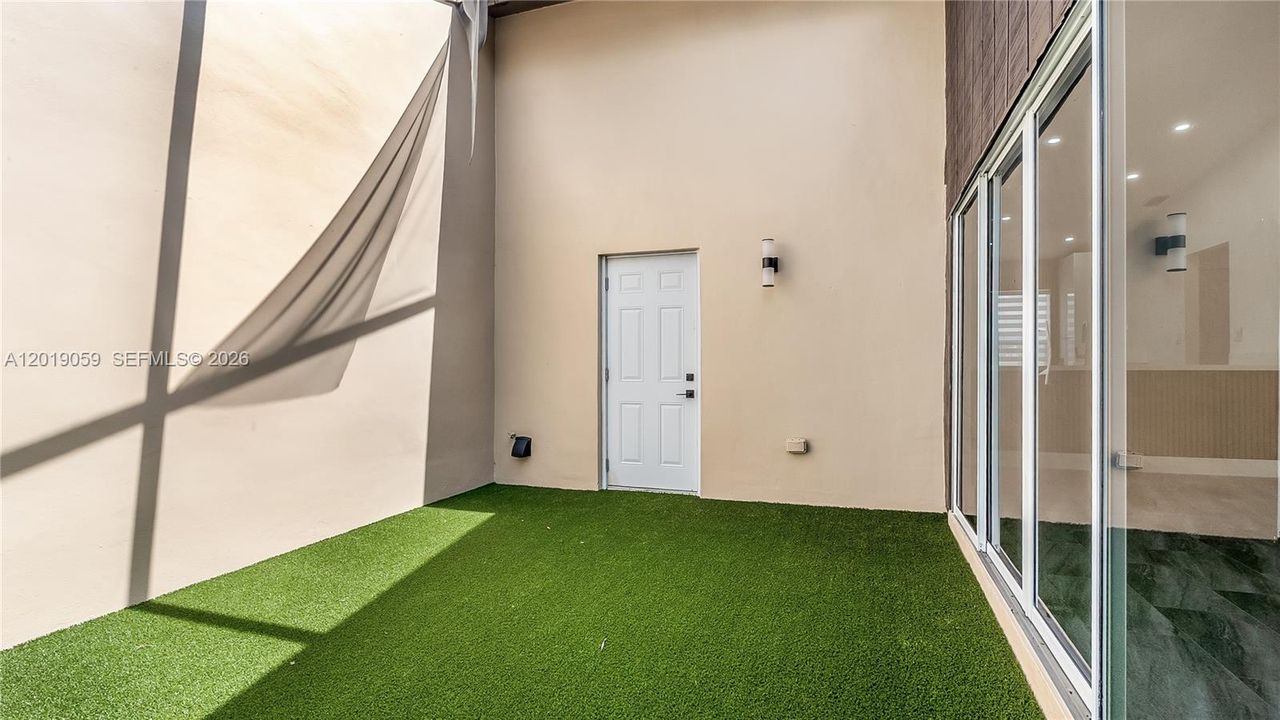 For Sale: $395,000 (2 beds, 2 baths, 912 Square Feet)