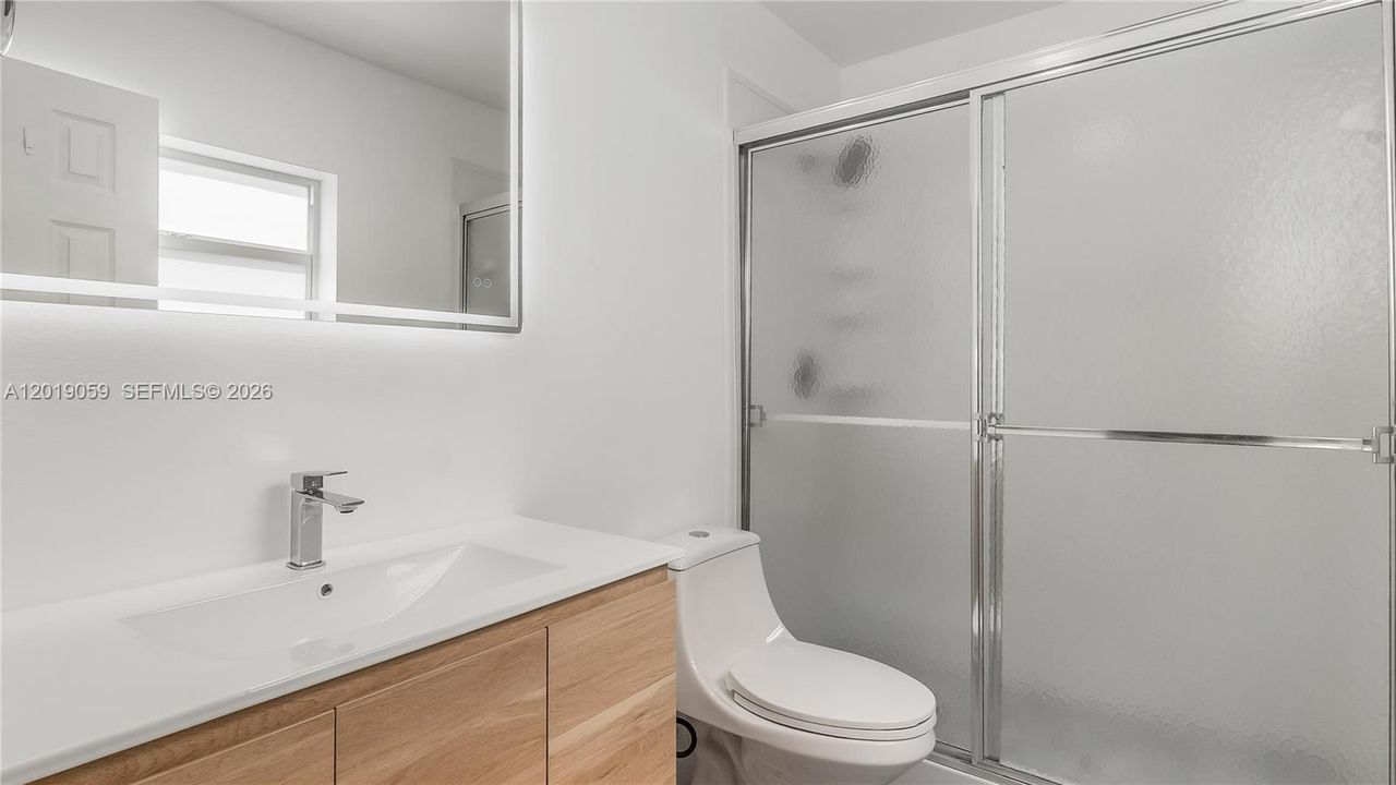 For Sale: $395,000 (2 beds, 2 baths, 912 Square Feet)
