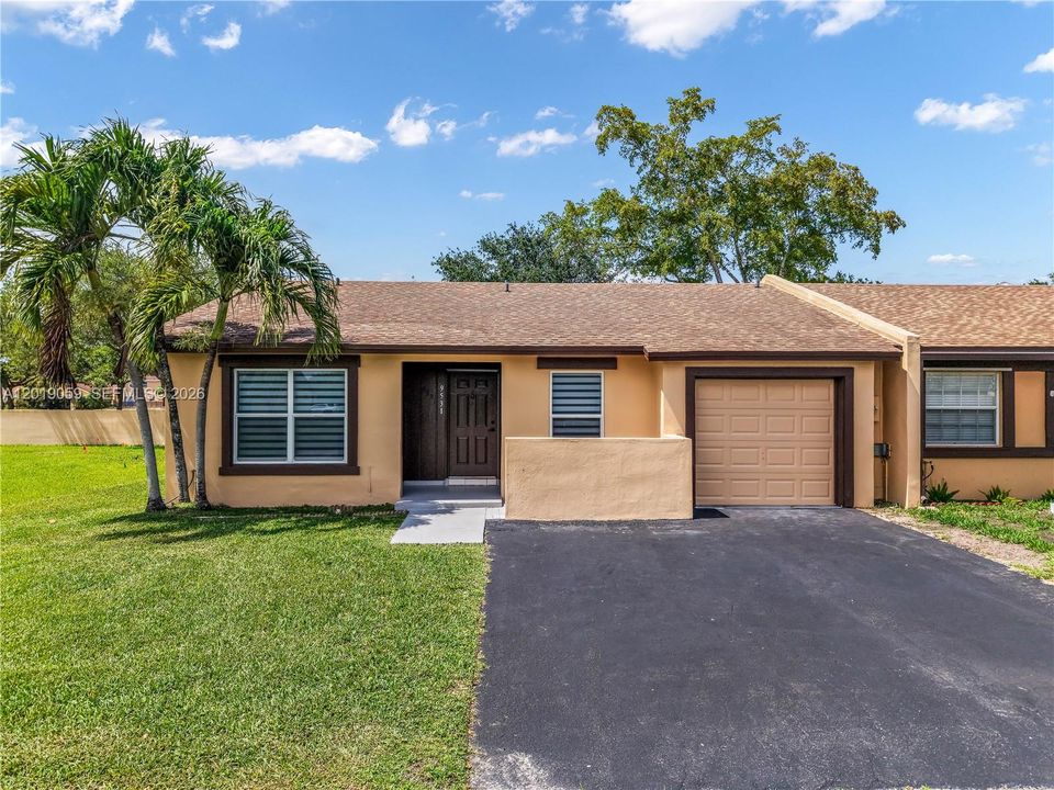 For Sale: $395,000 (2 beds, 2 baths, 912 Square Feet)