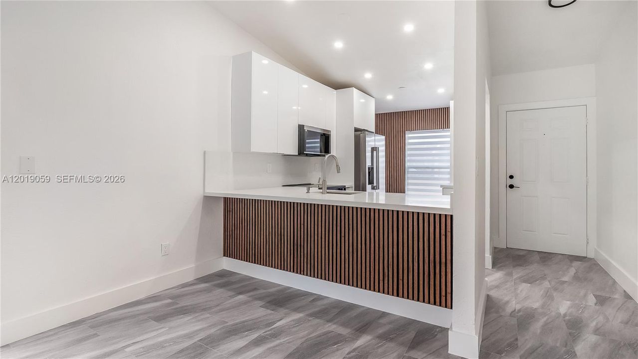 For Sale: $395,000 (2 beds, 2 baths, 912 Square Feet)