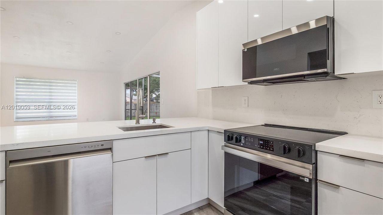 For Sale: $395,000 (2 beds, 2 baths, 912 Square Feet)