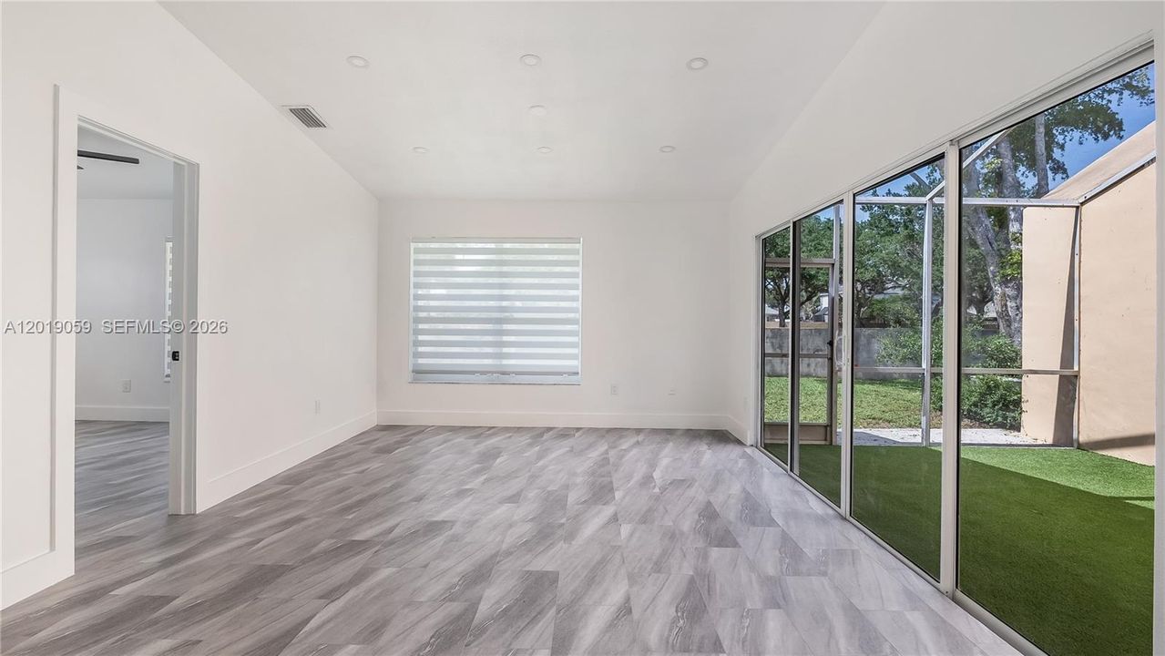 For Sale: $395,000 (2 beds, 2 baths, 912 Square Feet)
