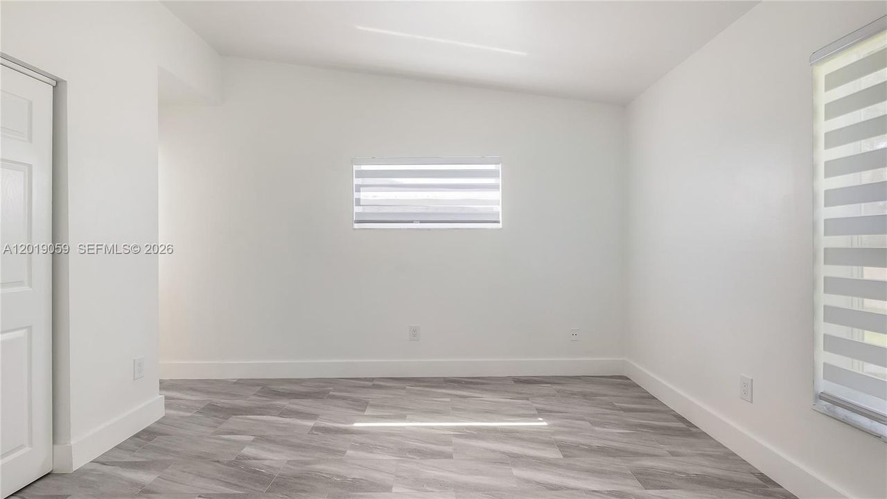 For Sale: $395,000 (2 beds, 2 baths, 912 Square Feet)