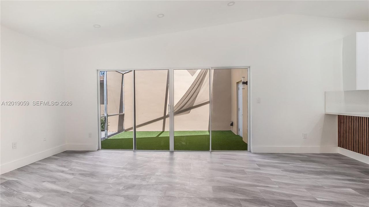 For Sale: $395,000 (2 beds, 2 baths, 912 Square Feet)