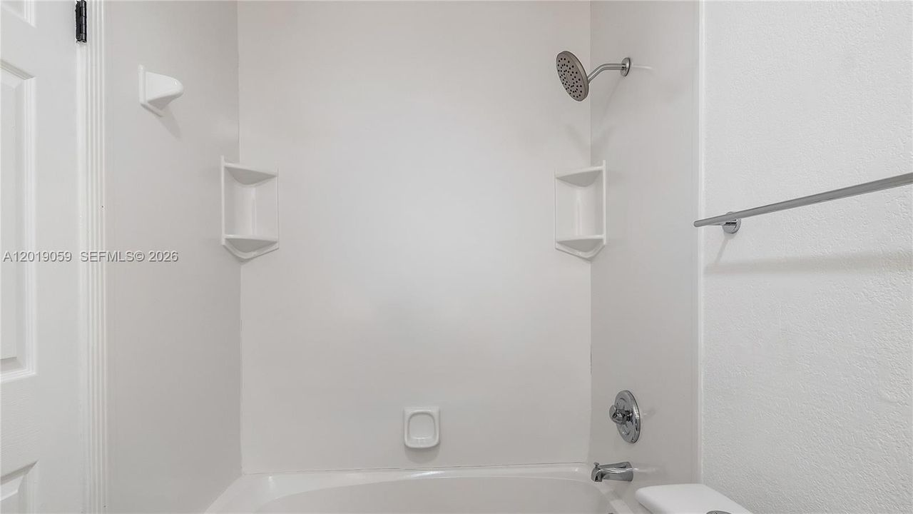 For Sale: $395,000 (2 beds, 2 baths, 912 Square Feet)