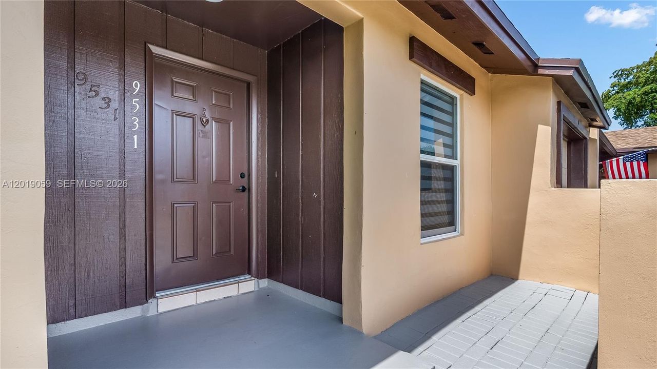For Sale: $395,000 (2 beds, 2 baths, 912 Square Feet)
