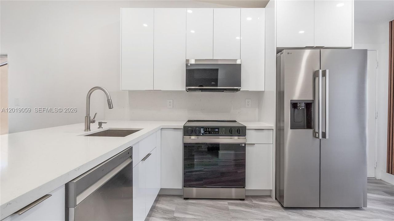 For Sale: $395,000 (2 beds, 2 baths, 912 Square Feet)
