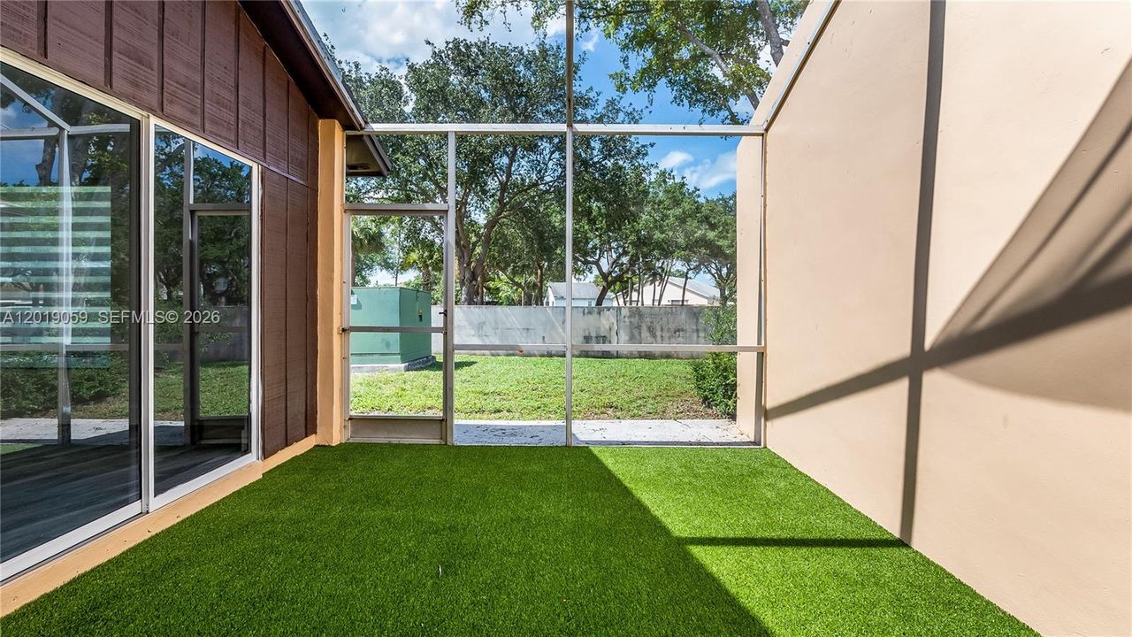 For Sale: $395,000 (2 beds, 2 baths, 912 Square Feet)
