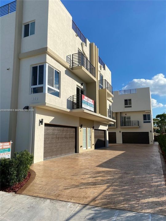 For Rent: $3,375 (3 beds, 3 baths, 1870 Square Feet)