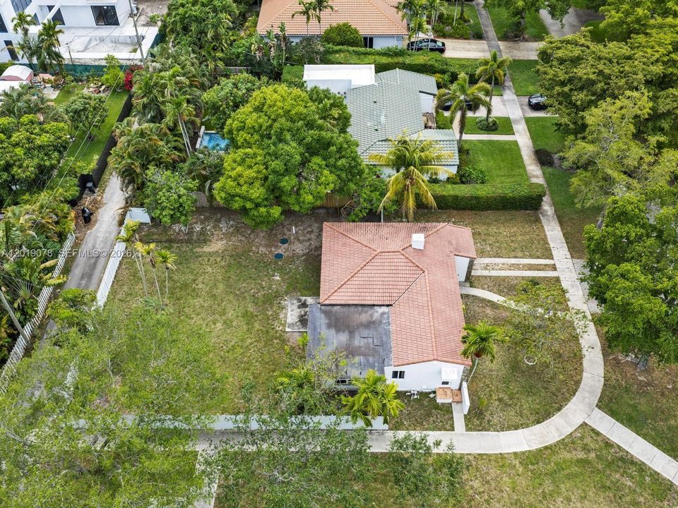For Sale: $1,100,000 (2 beds, 1 baths, 1340 Square Feet)