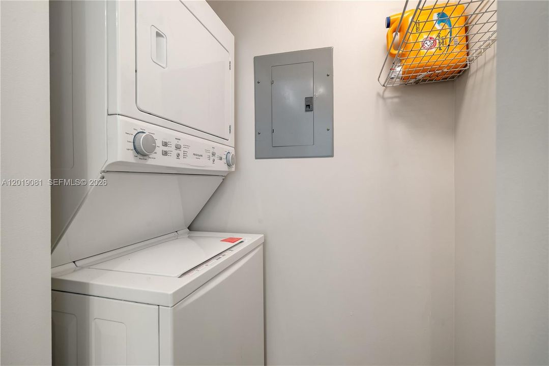Activo con contrato: $3,400 (1 camas, 1 baños, 686 Pies cuadrados)
