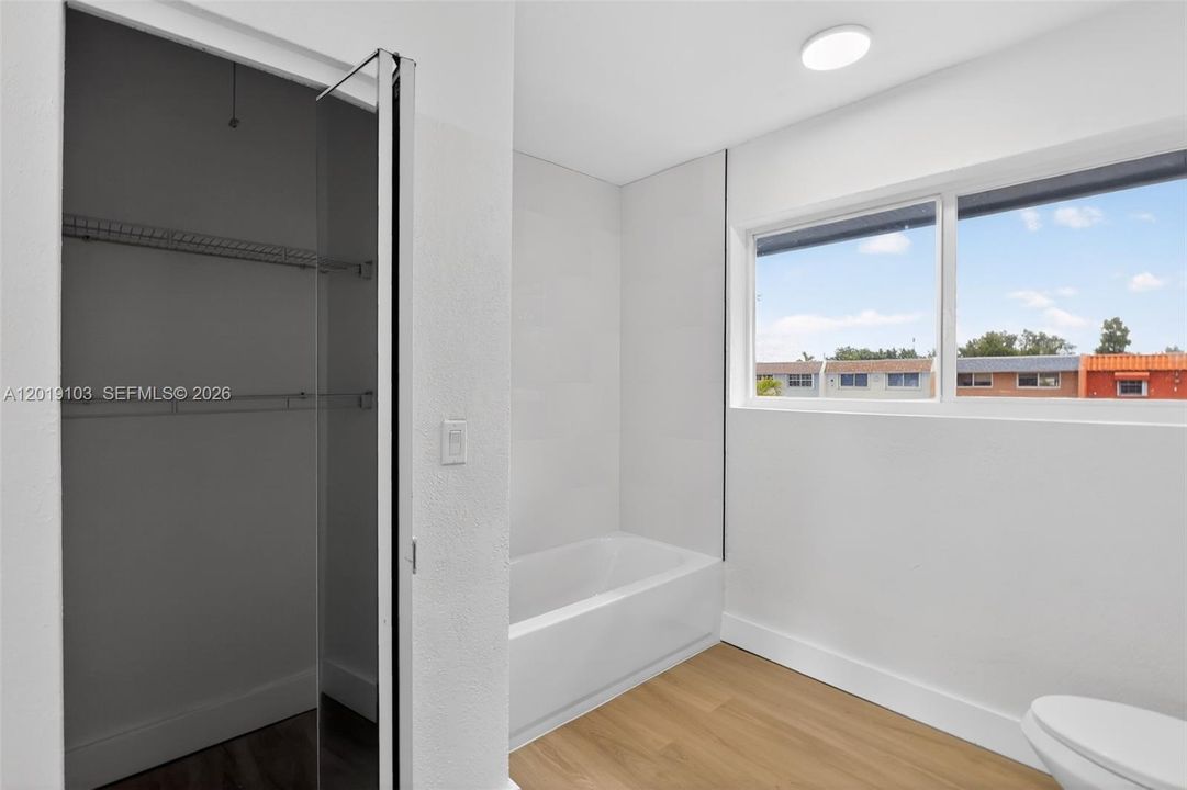 Activo con contrato: $3,300 (3 camas, 2 baños, 1606 Pies cuadrados)