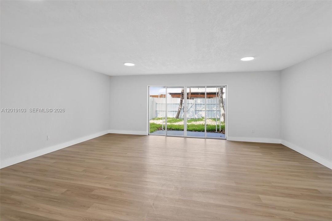 Activo con contrato: $3,300 (3 camas, 2 baños, 1606 Pies cuadrados)