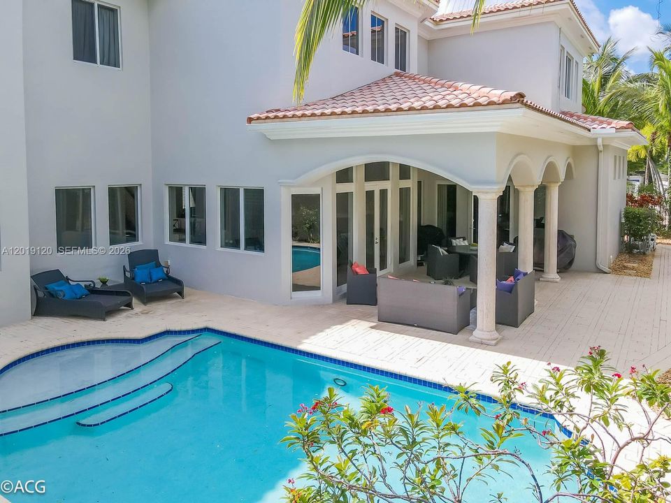 For Rent: $16,000 (6 beds, 5 baths, 5224 Square Feet)