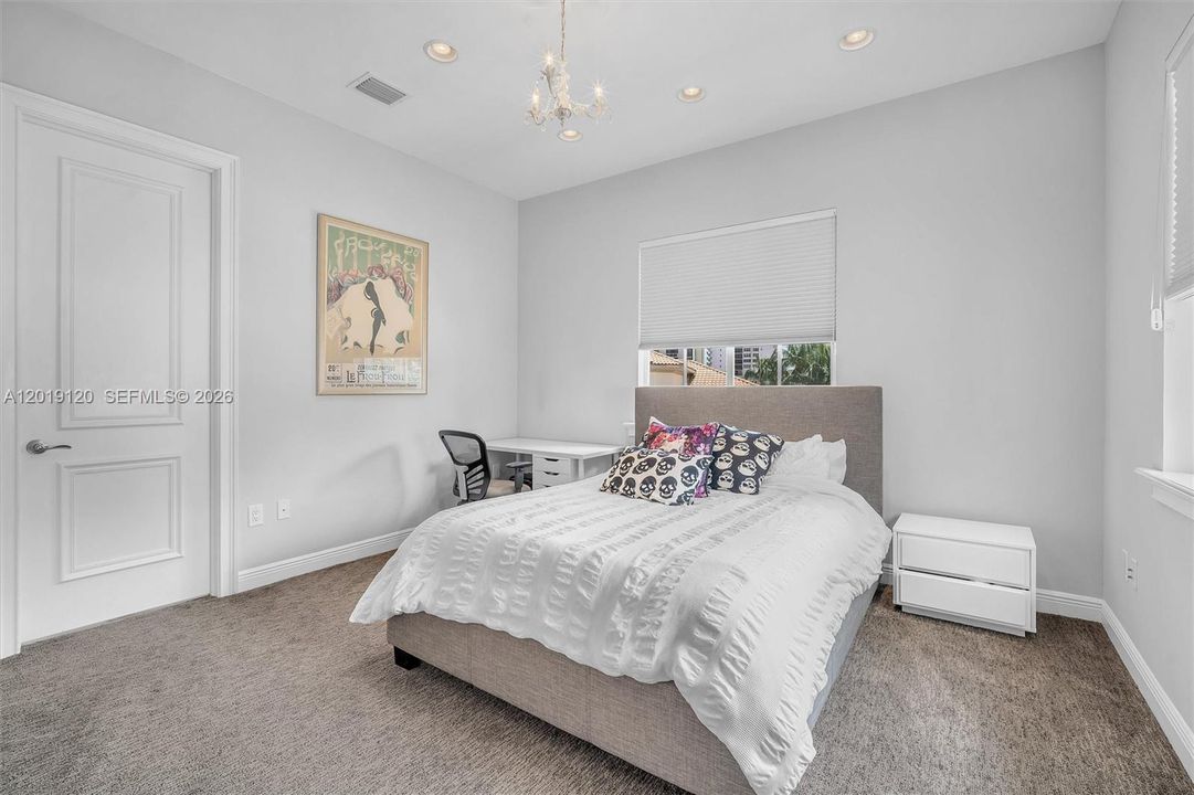 For Rent: $16,000 (6 beds, 5 baths, 5224 Square Feet)