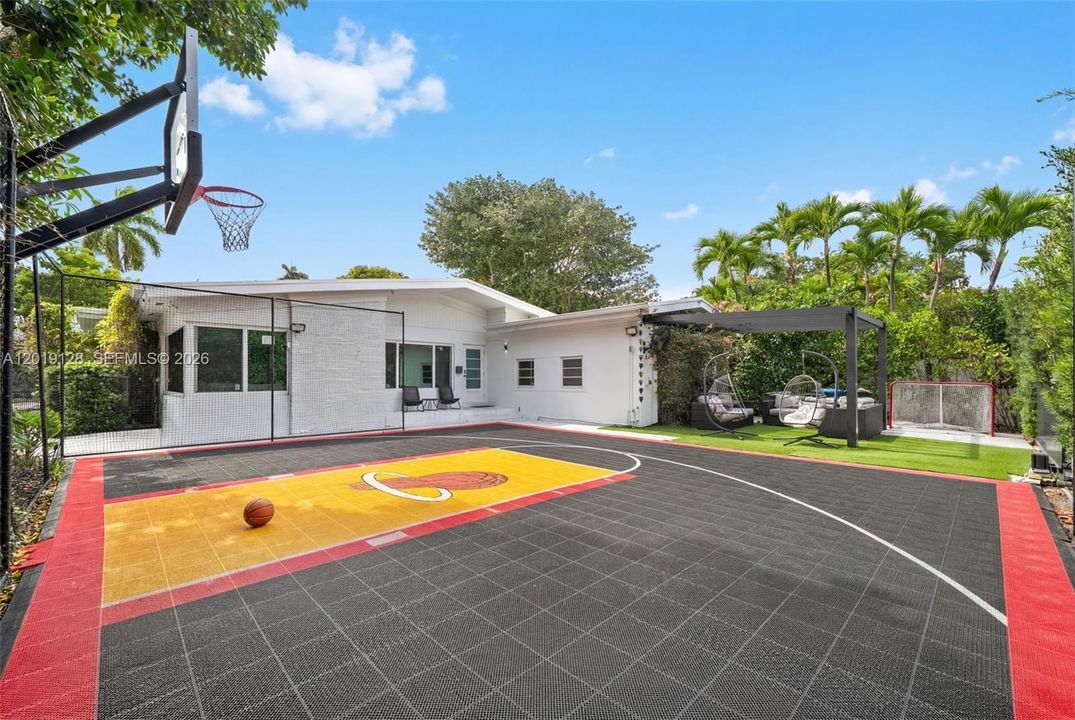 For Sale: $3,200,000 (4 beds, 2 baths, 2525 Square Feet)