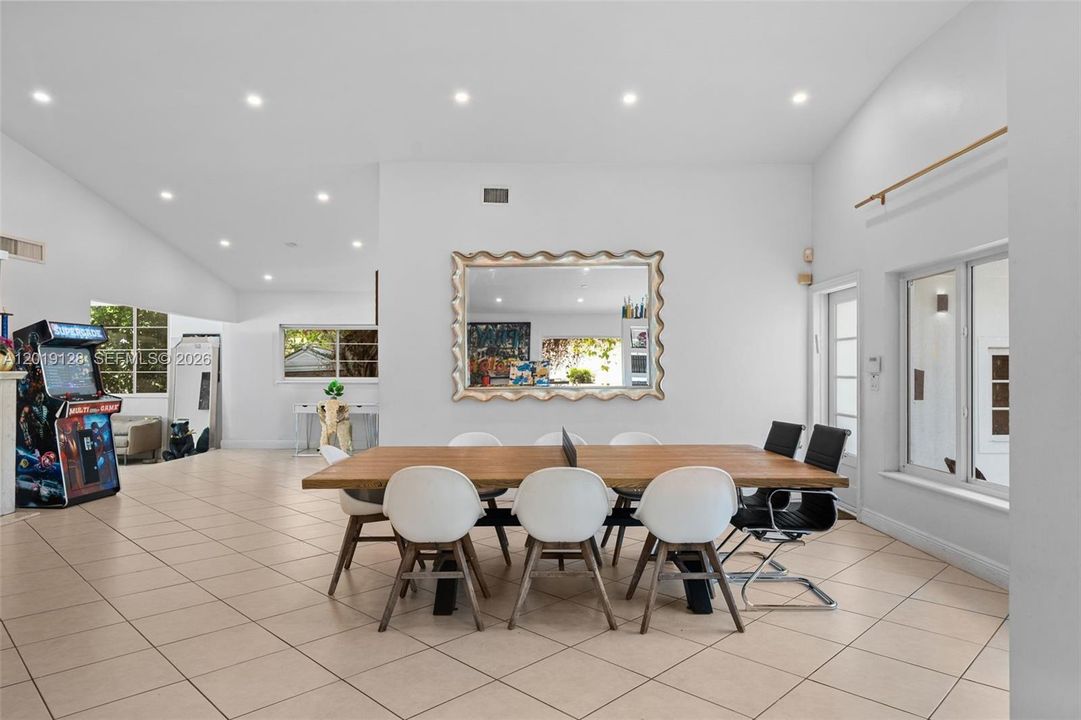 For Sale: $3,200,000 (4 beds, 2 baths, 2525 Square Feet)