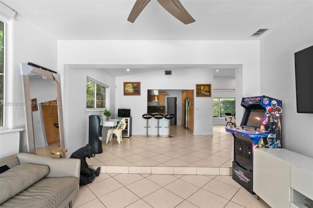 For Sale: $3,200,000 (4 beds, 2 baths, 2525 Square Feet)