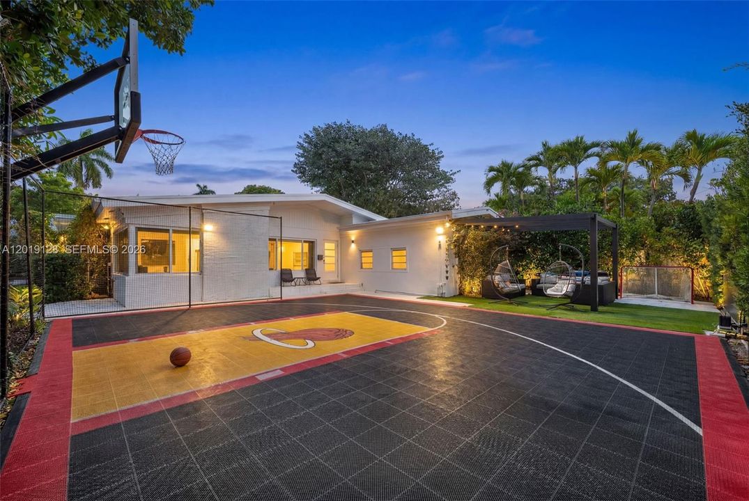 For Sale: $3,200,000 (4 beds, 2 baths, 2525 Square Feet)