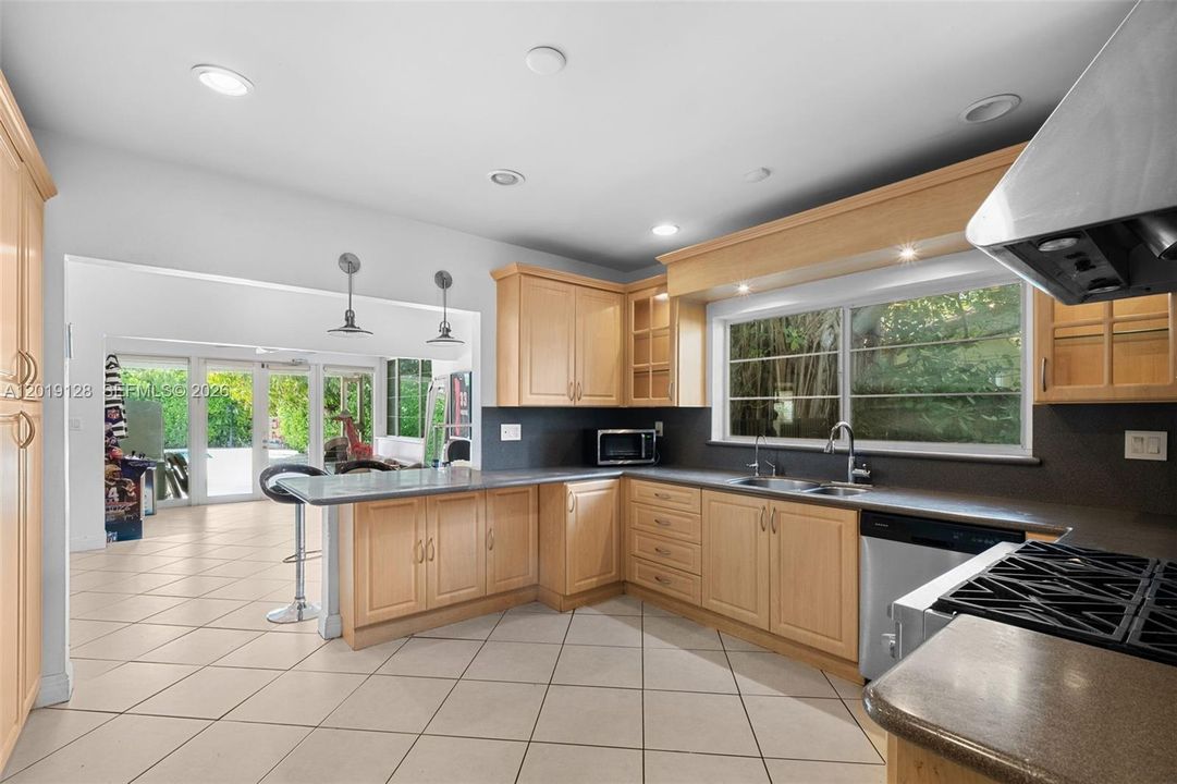 For Sale: $3,200,000 (4 beds, 2 baths, 2525 Square Feet)