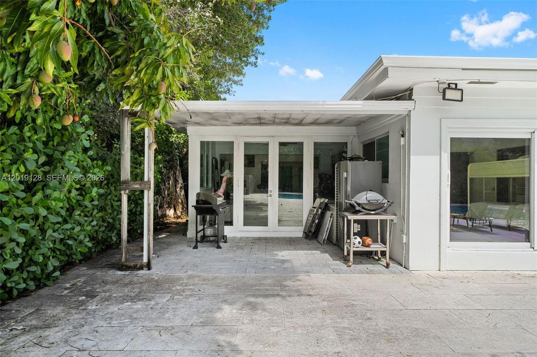 For Sale: $3,200,000 (4 beds, 2 baths, 2525 Square Feet)