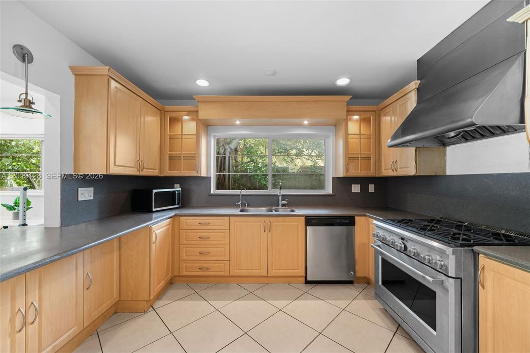 For Sale: $3,200,000 (4 beds, 2 baths, 2525 Square Feet)