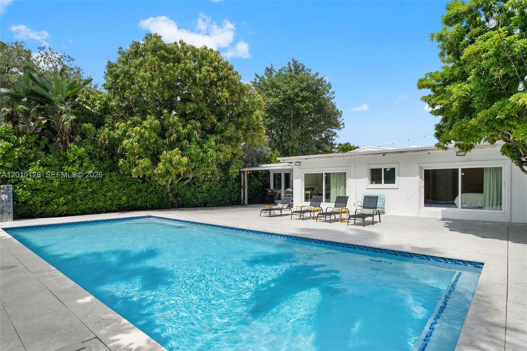 For Sale: $3,200,000 (4 beds, 2 baths, 2525 Square Feet)