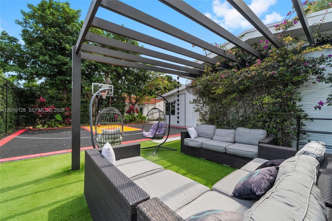 For Sale: $3,200,000 (4 beds, 2 baths, 2525 Square Feet)