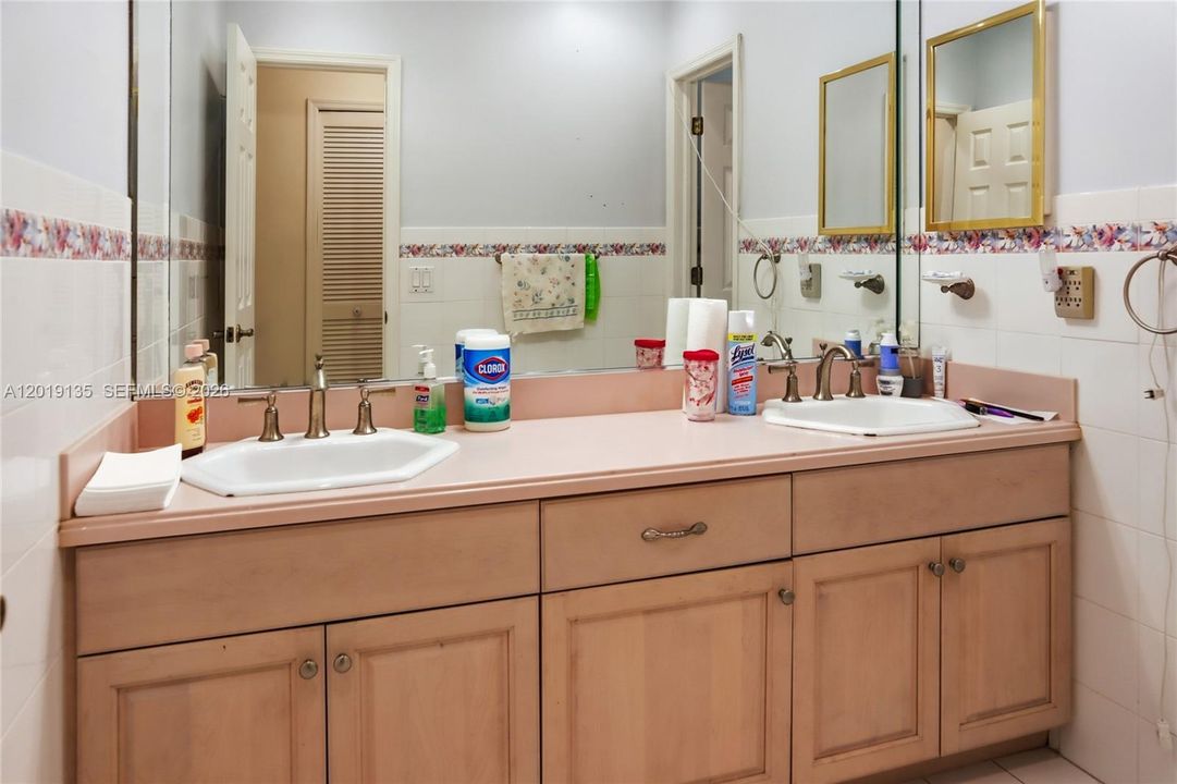 For Sale: $1,000,000 (4 beds, 2 baths, 2328 Square Feet)