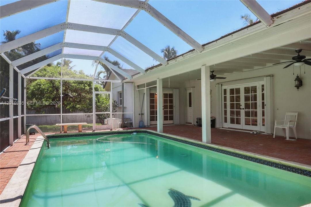 For Sale: $1,000,000 (4 beds, 2 baths, 2328 Square Feet)