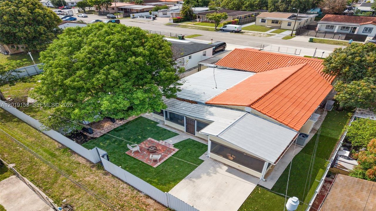En Venta: $765,000 (4 camas, 3 baños, 2053 Pies cuadrados)