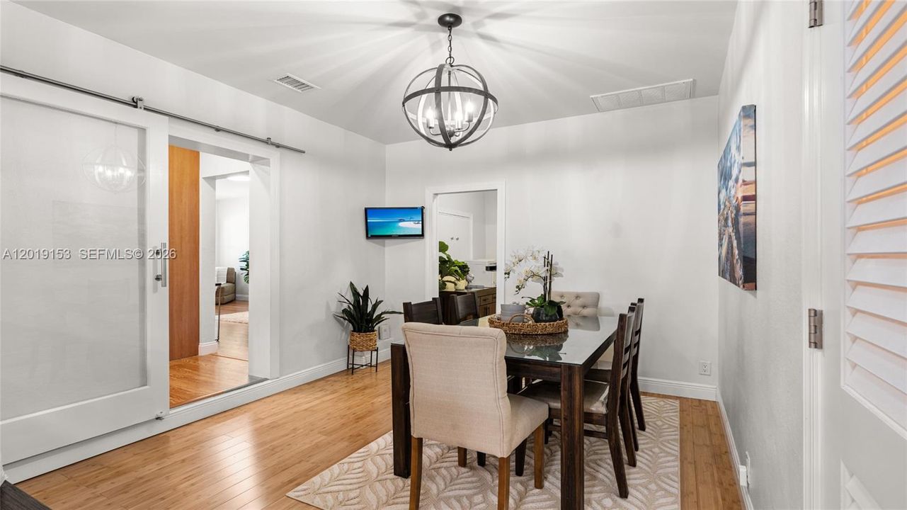 En Venta: $765,000 (4 camas, 3 baños, 2053 Pies cuadrados)