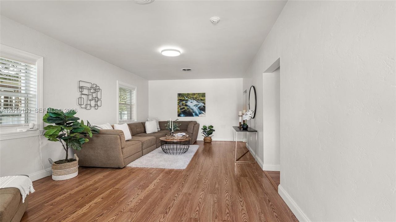 En Venta: $765,000 (4 camas, 3 baños, 2053 Pies cuadrados)