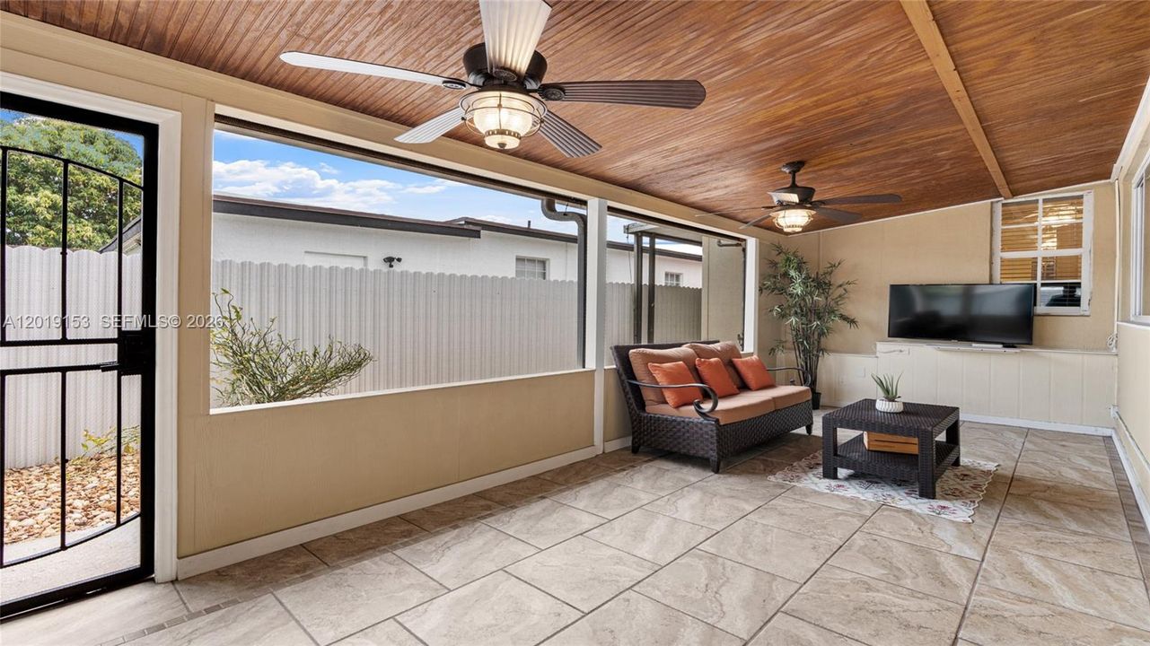 En Venta: $765,000 (4 camas, 3 baños, 2053 Pies cuadrados)