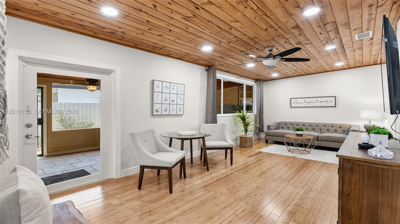 En Venta: $765,000 (4 camas, 3 baños, 2053 Pies cuadrados)