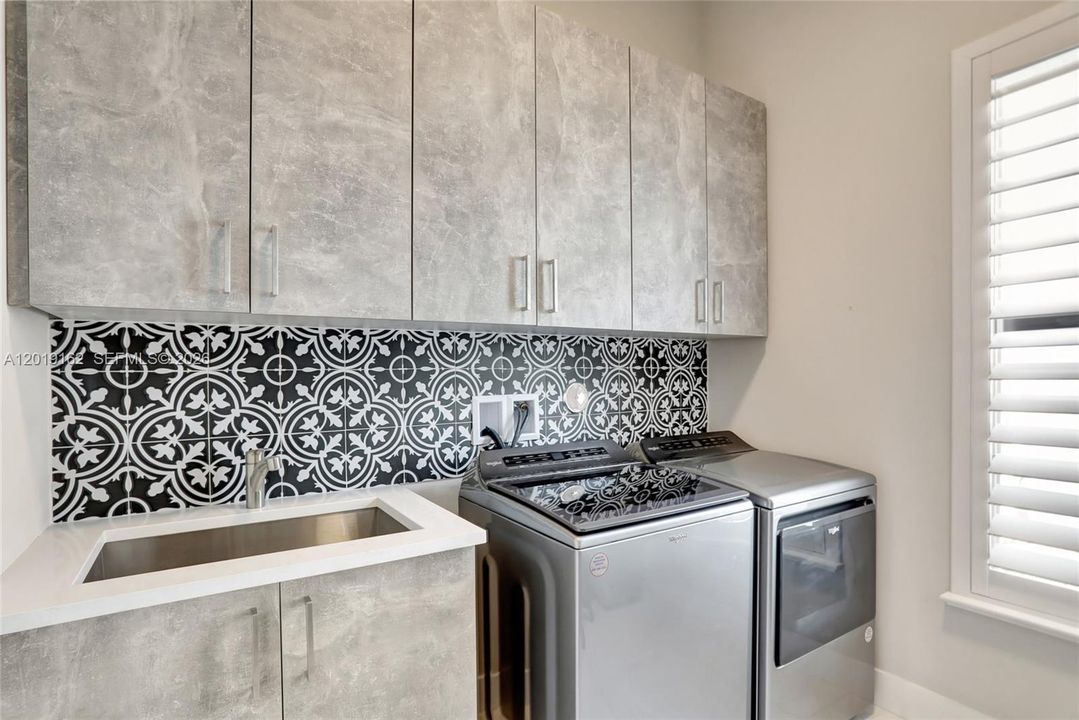 For Sale: $1,750,000 (3 beds, 2 baths, 2613 Square Feet)