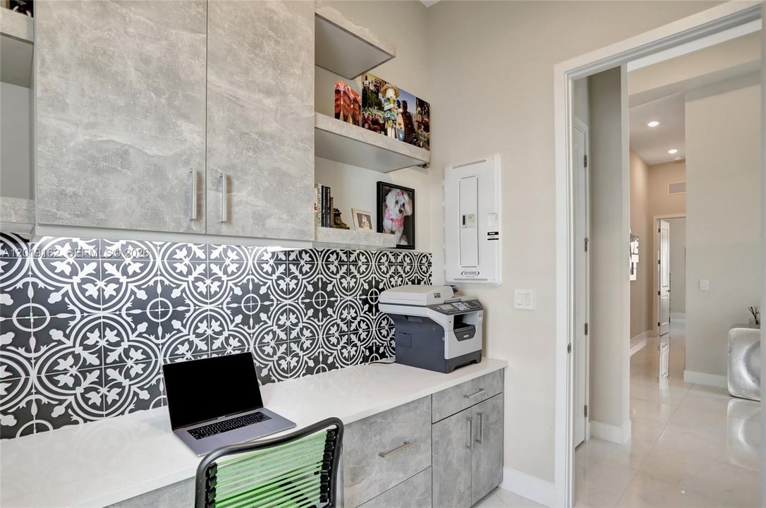 For Sale: $1,750,000 (3 beds, 2 baths, 2613 Square Feet)