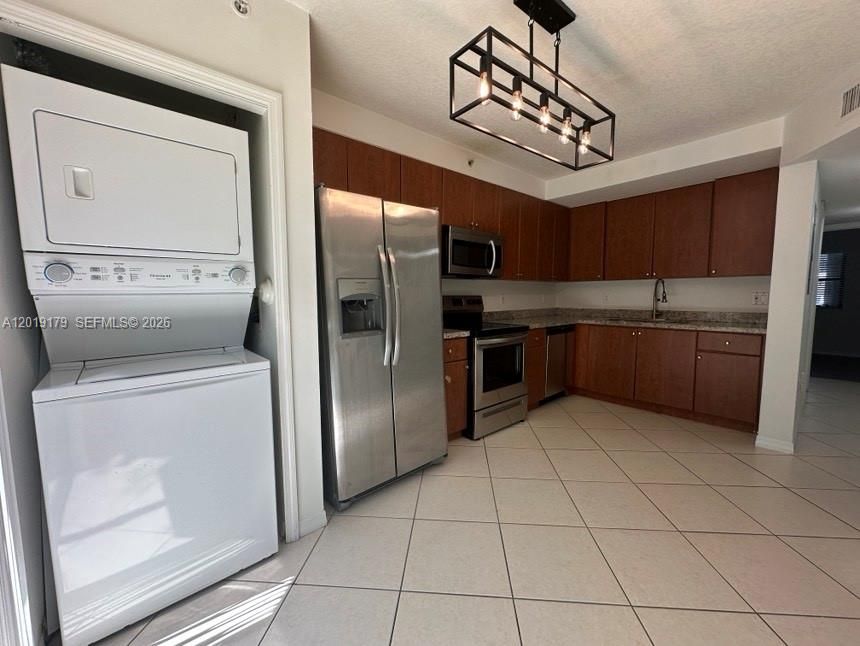 For Sale: $266,000 (2 beds, 2 baths, 809 Square Feet)