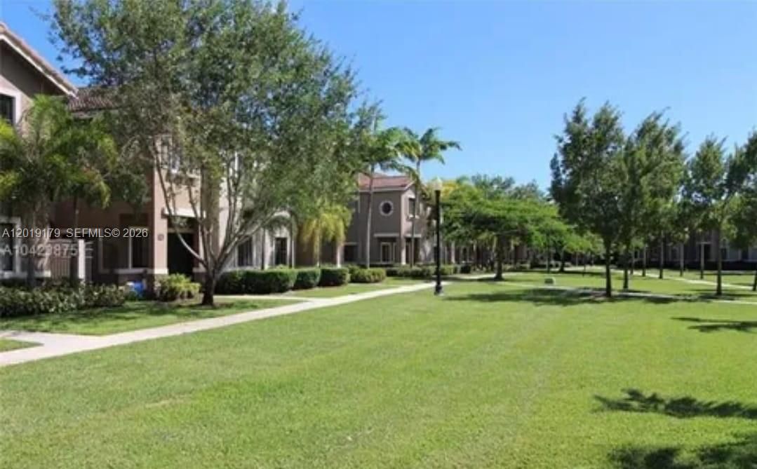 For Sale: $266,000 (2 beds, 2 baths, 809 Square Feet)