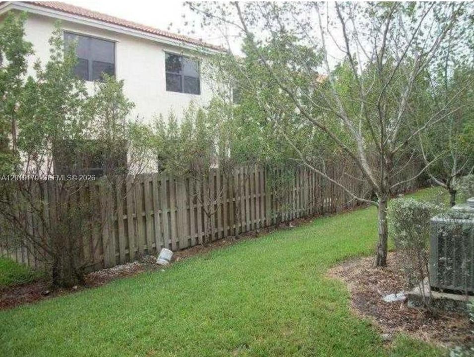 For Sale: $266,000 (2 beds, 2 baths, 809 Square Feet)