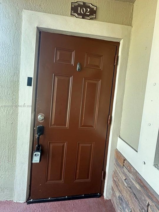 For Sale: $266,000 (2 beds, 2 baths, 809 Square Feet)