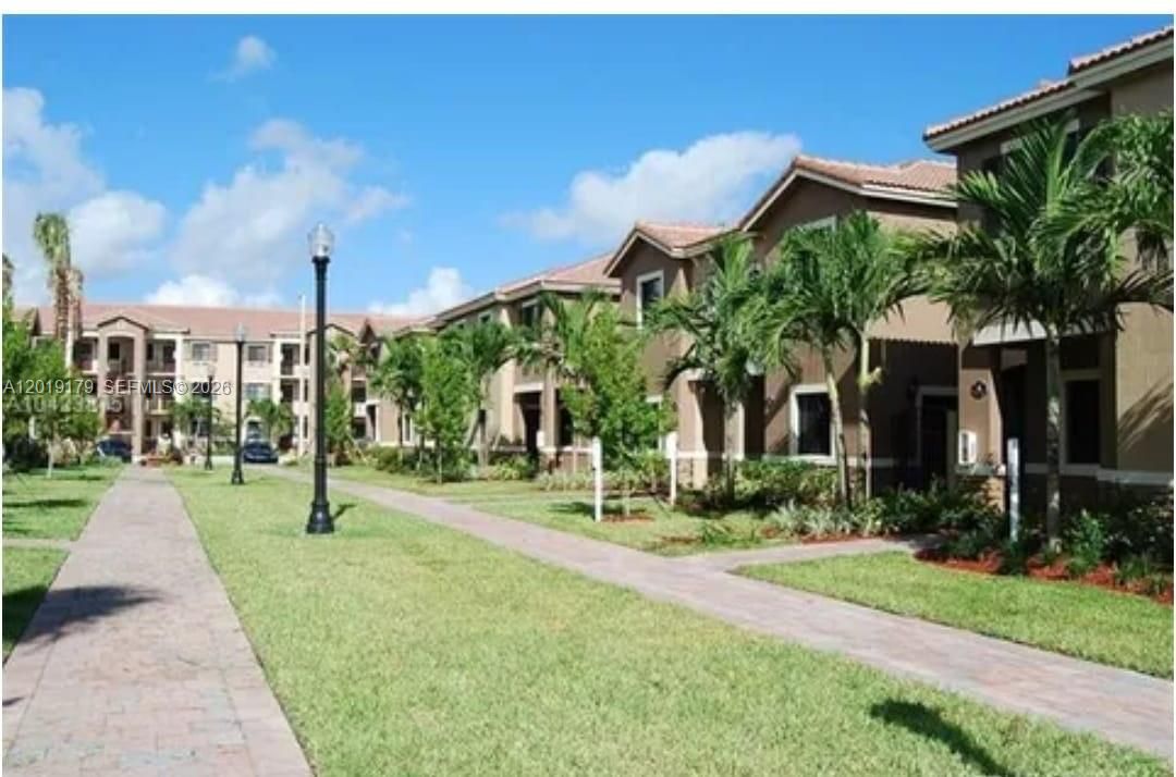 For Sale: $266,000 (2 beds, 2 baths, 809 Square Feet)