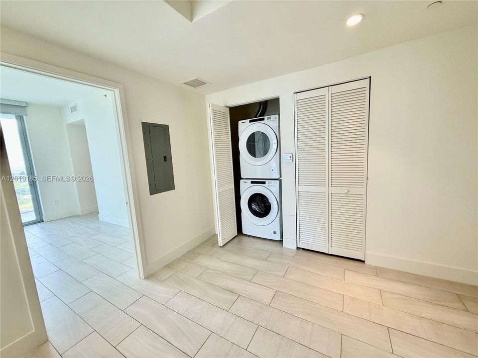В аренду: $4,000 (2 спален, 2 ванн, 1179 Квадратных фут)