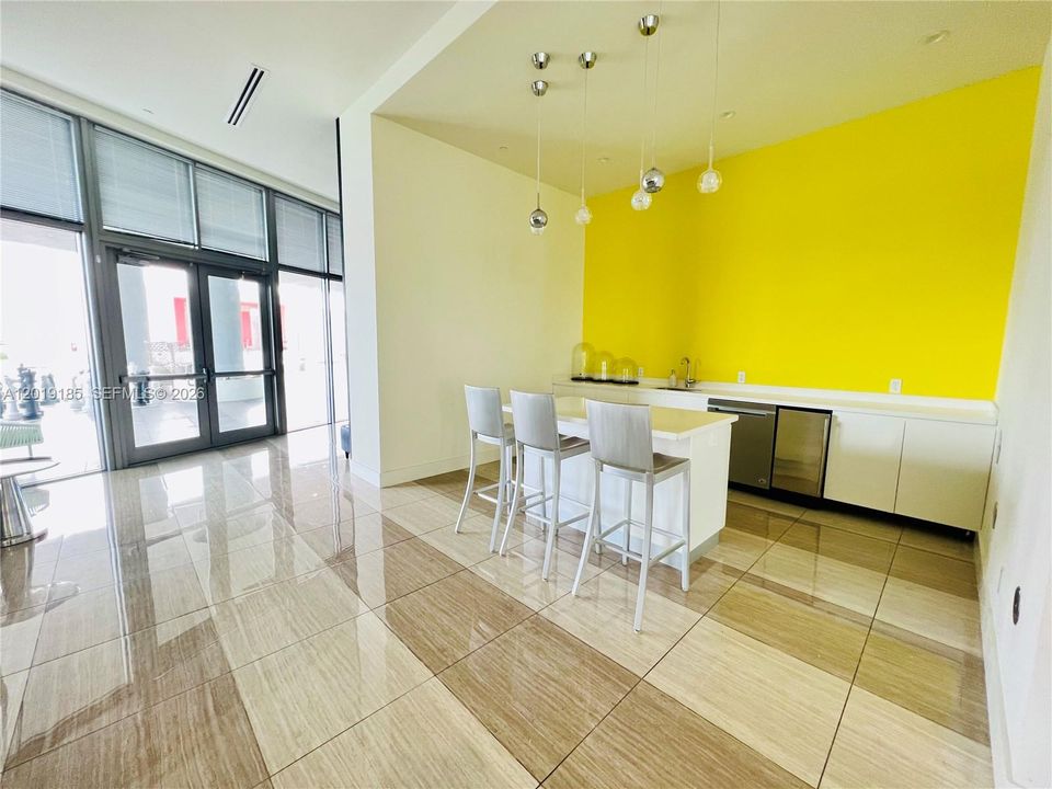 В аренду: $4,000 (2 спален, 2 ванн, 1179 Квадратных фут)