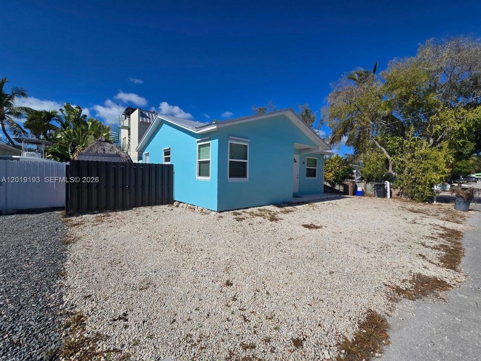 For Sale: $520,000 (2 beds, 1 baths, 771 Square Feet)
