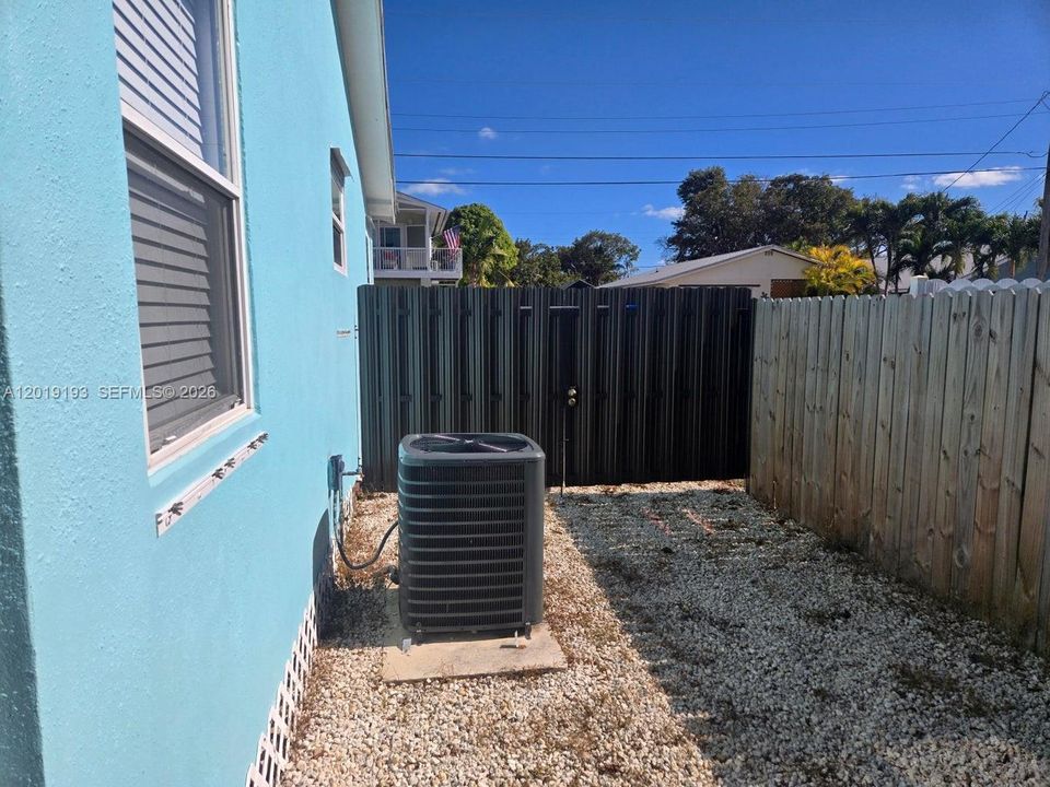 For Sale: $520,000 (2 beds, 1 baths, 771 Square Feet)
