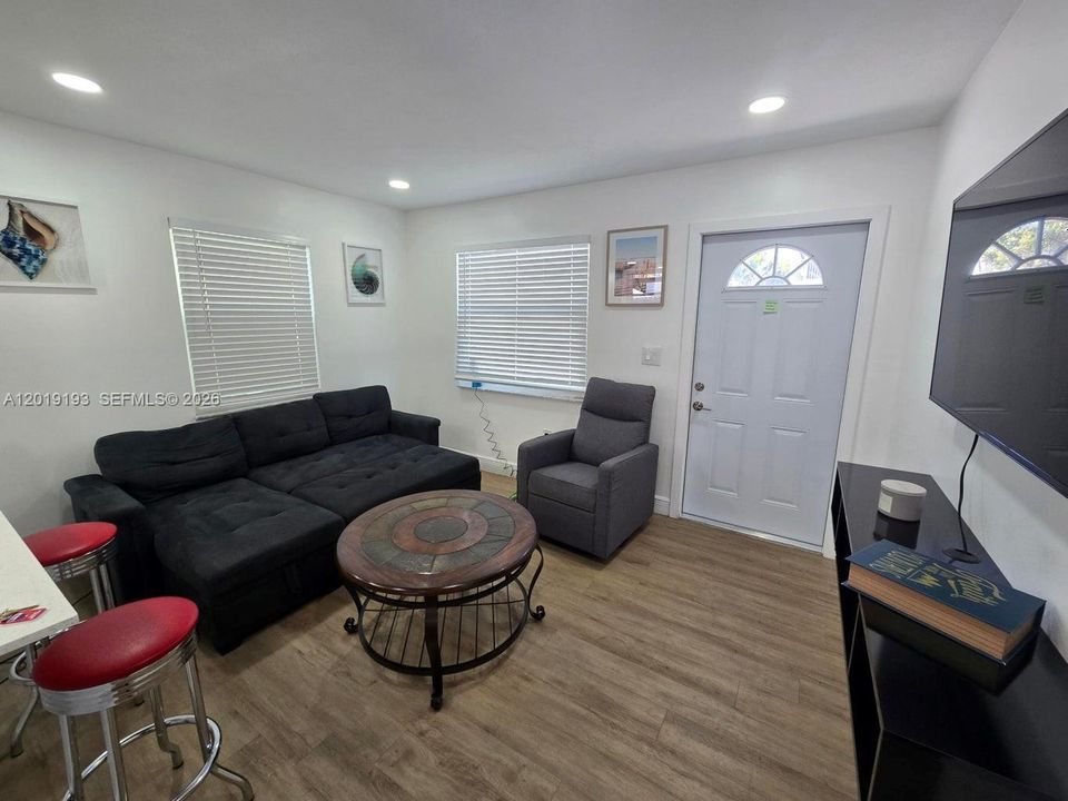 For Sale: $520,000 (2 beds, 1 baths, 771 Square Feet)