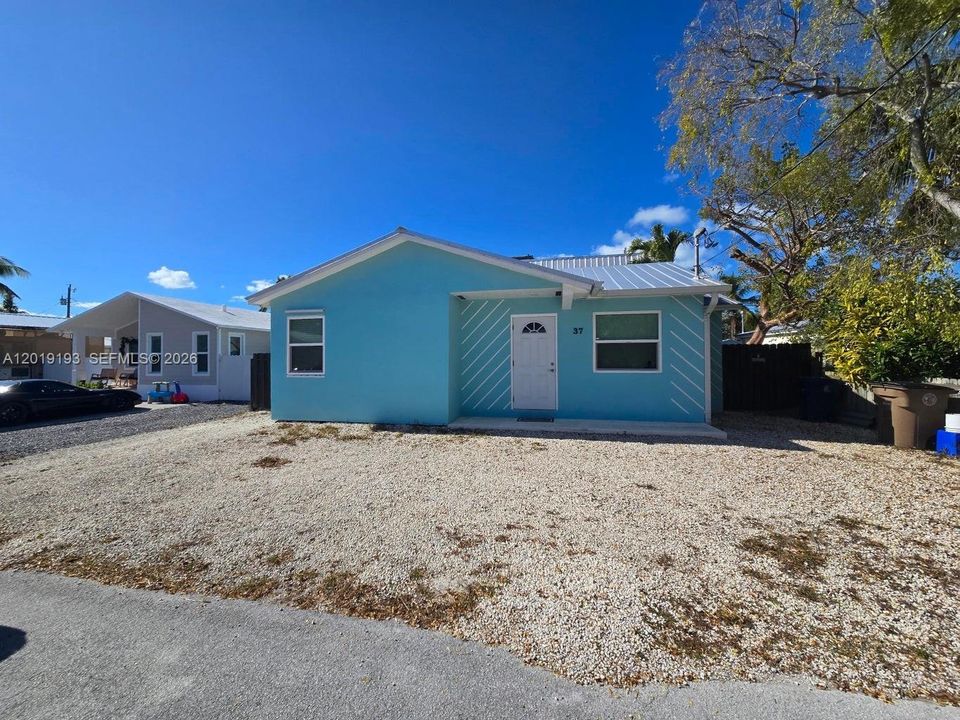 For Sale: $520,000 (2 beds, 1 baths, 771 Square Feet)